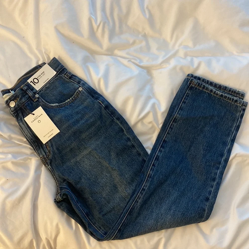 High Rise Mom Jeans - Picture 2 of 4